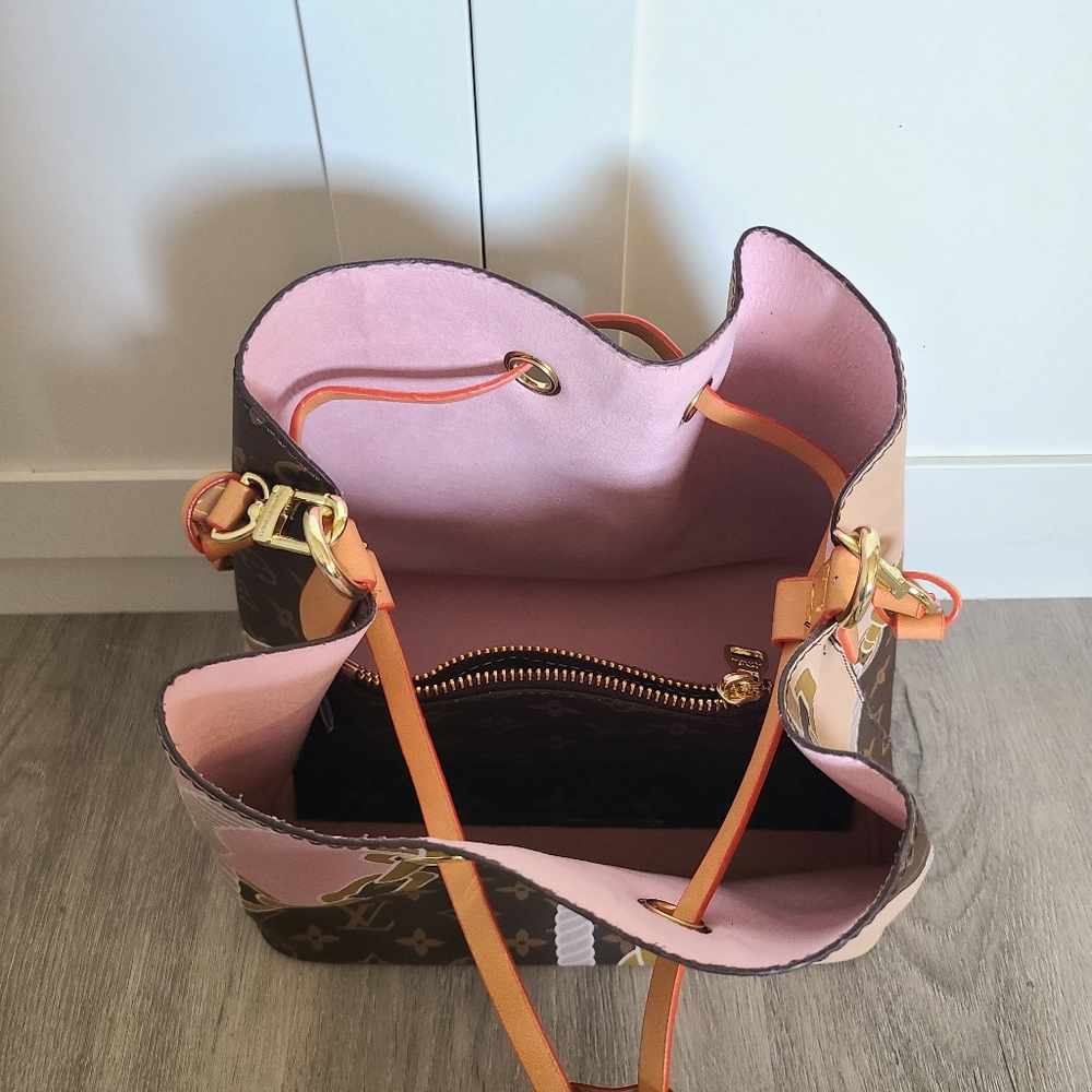 Elegant Pink and Brown Monogram Shoulder Bag - Picture 6 of 7